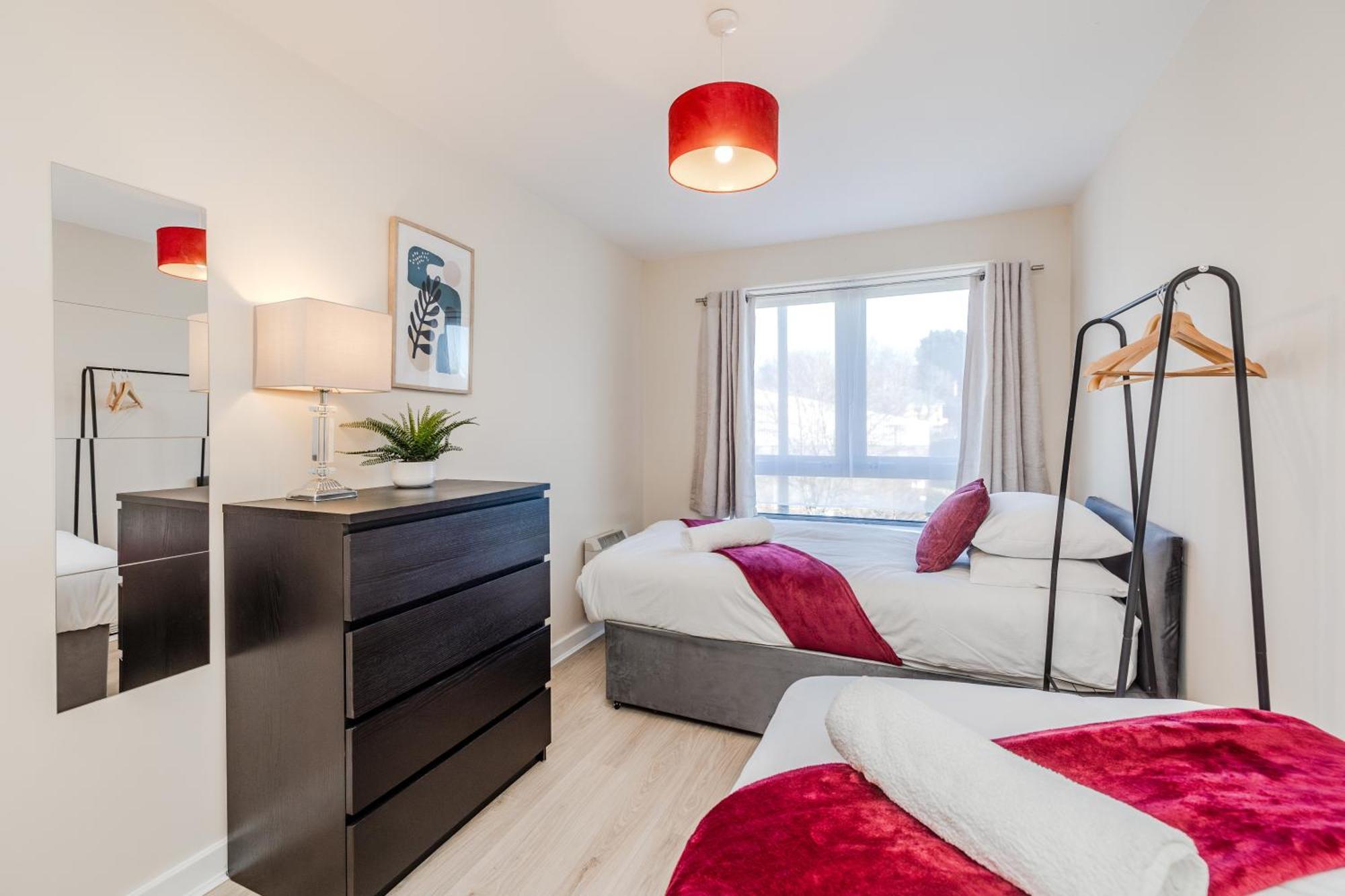 Waterfront Quayside With Secure Parking & Lift, Ideal For Mobility Users Apartment *