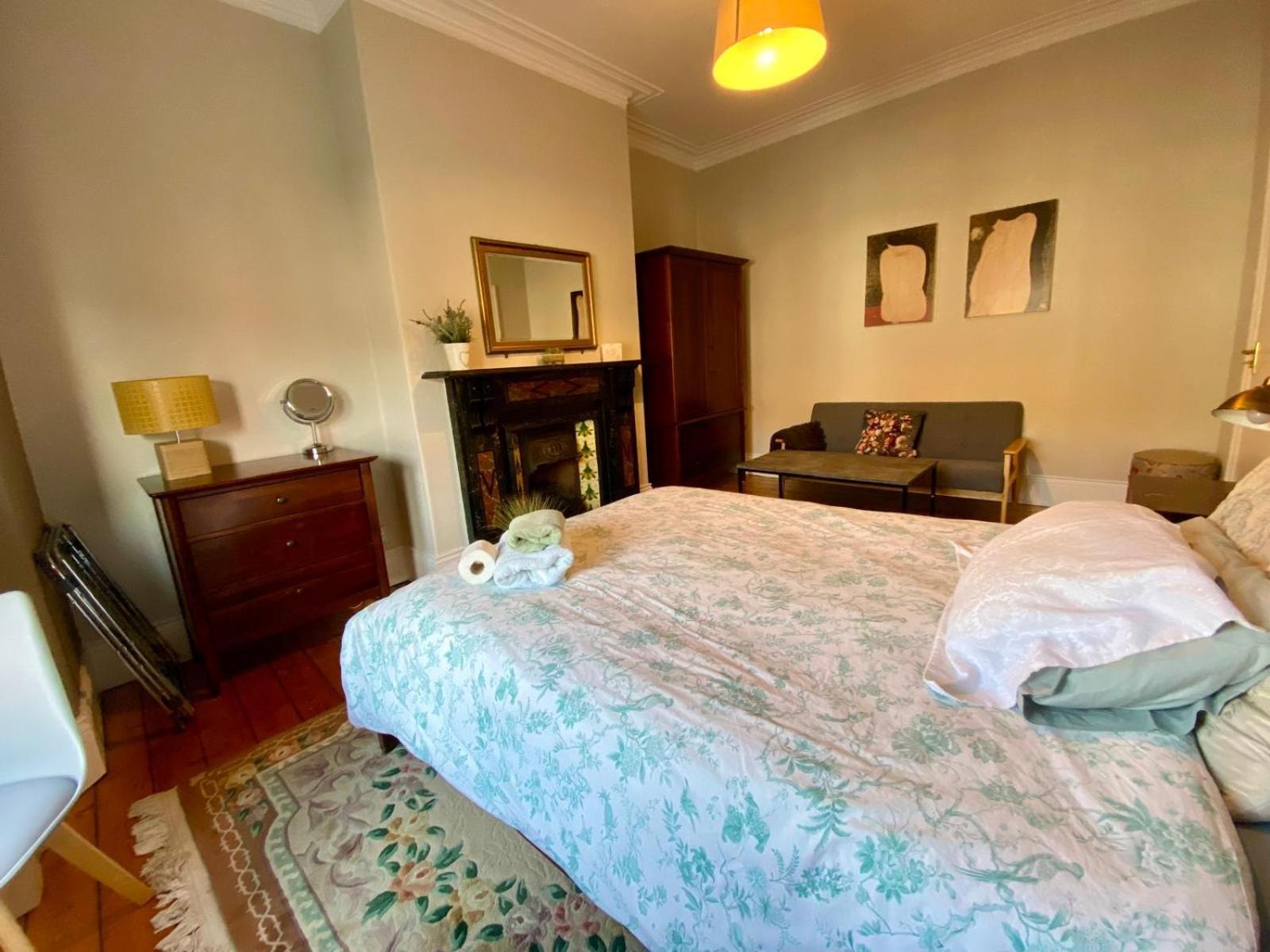 Spacious Room, Close To Centre Guest house *