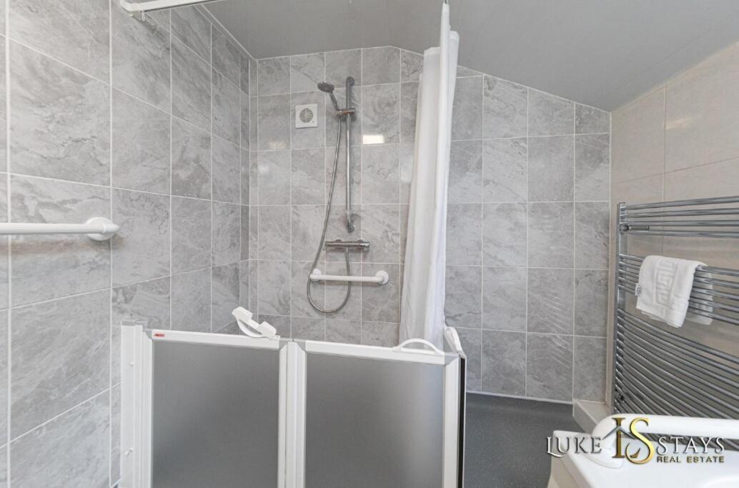 Luke - Welbeck Road Apartment *