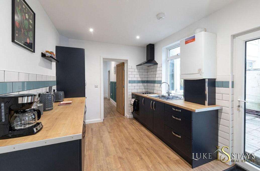 Luke - Welbeck Road Apartment *