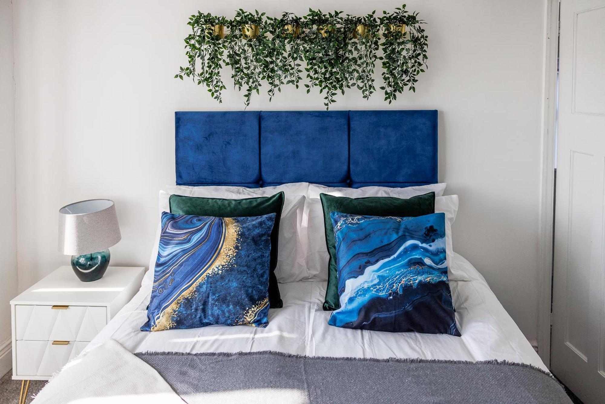 Sleek 4 Bed In Newcastle- Sleeps 9 - Parking Holiday home Newcastle upon Tyne
