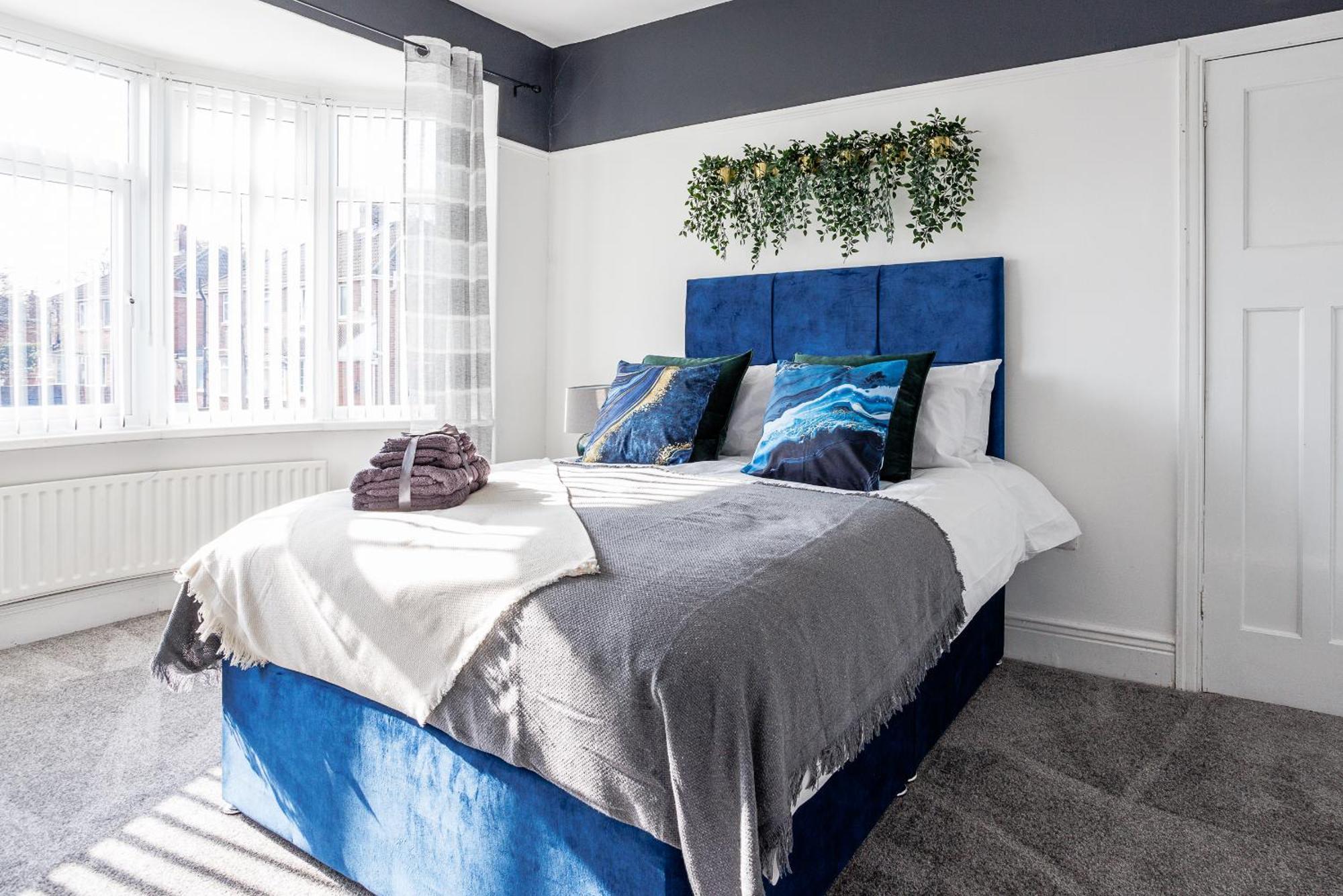 Sleek 4 Bed In Newcastle- Sleeps 9 - Parking Holiday home *