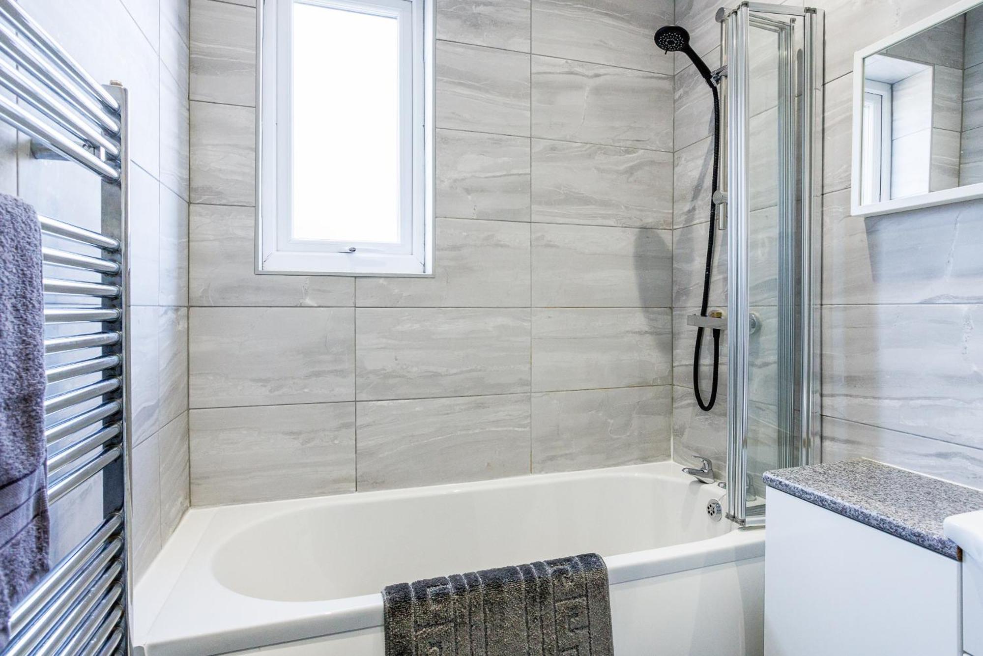 Sleek 4 Bed In Newcastle- Sleeps 9 - Parking
