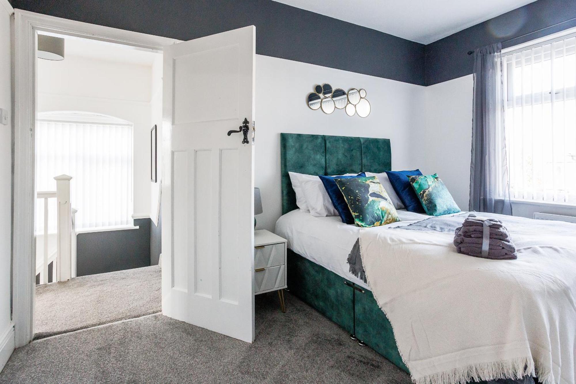 Holiday home Sleek 4 Bed In Newcastle- Sleeps 9 - Parking Newcastle upon Tyne