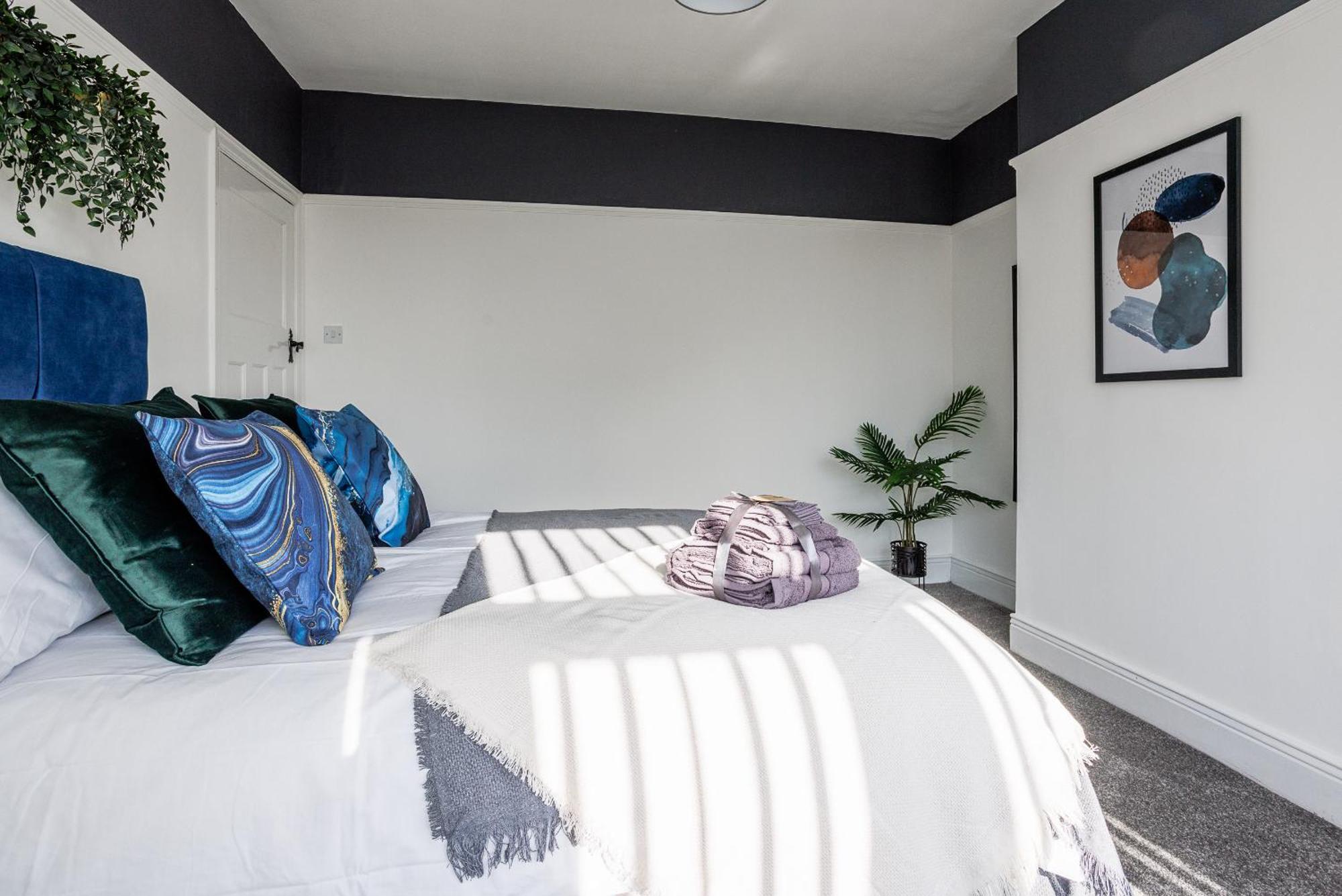 Sleek 4 Bed In Newcastle- Sleeps 9 - Parking Holiday home *