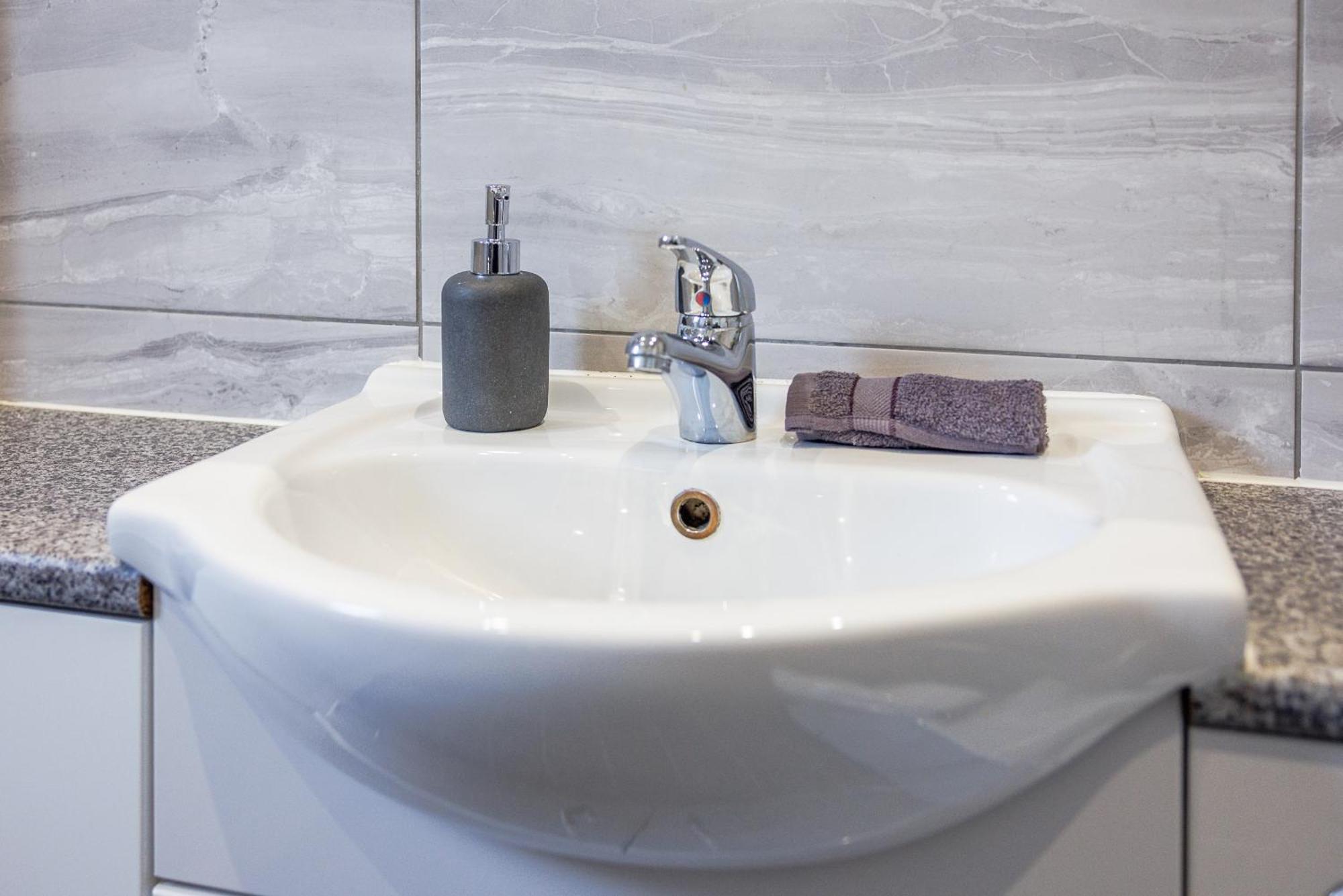 Sleek 4 Bed In Newcastle- Sleeps 9 - Parking Holiday home Newcastle upon Tyne