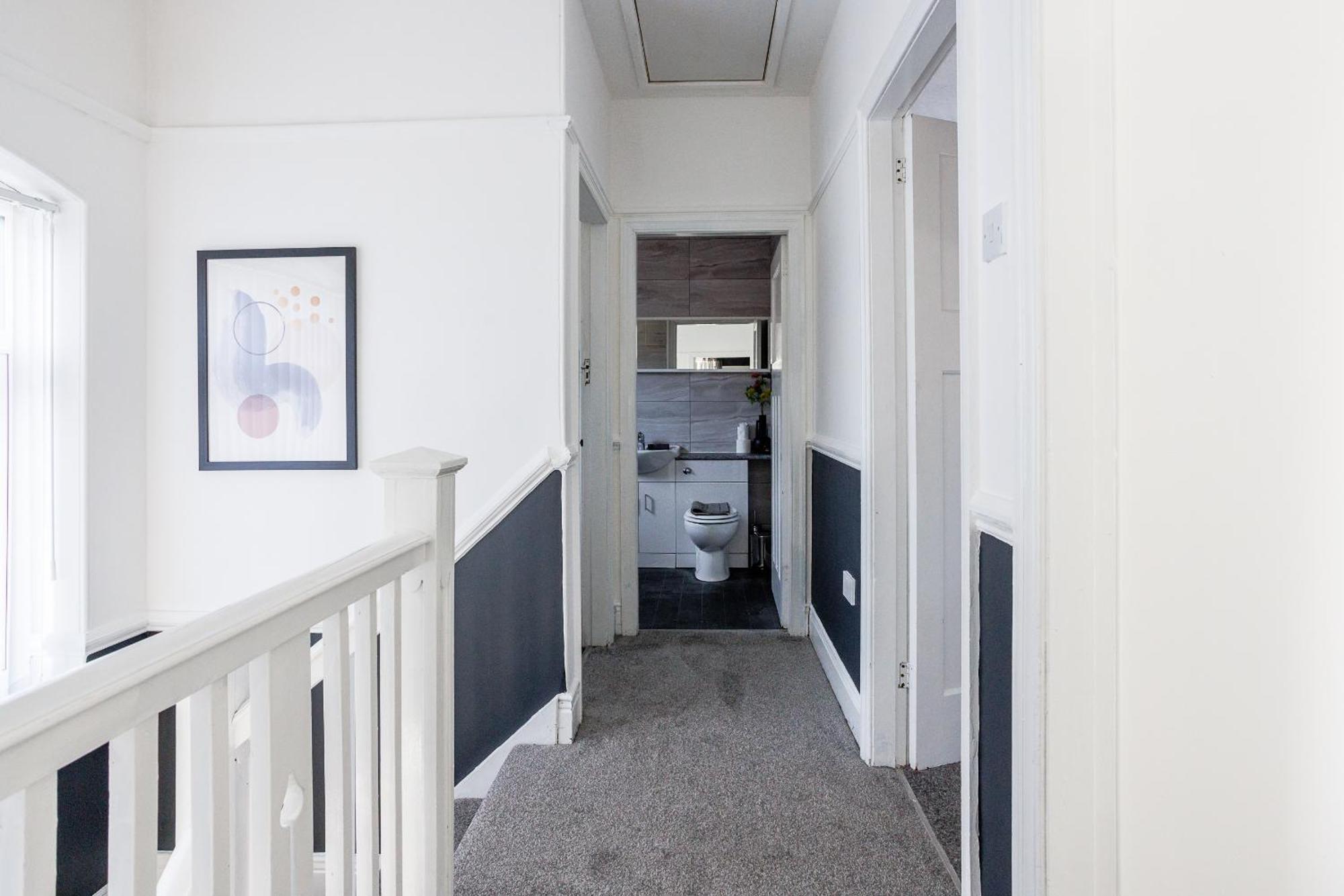 Sleek 4 Bed In Newcastle- Sleeps 9 - Parking Holiday home Newcastle upon Tyne