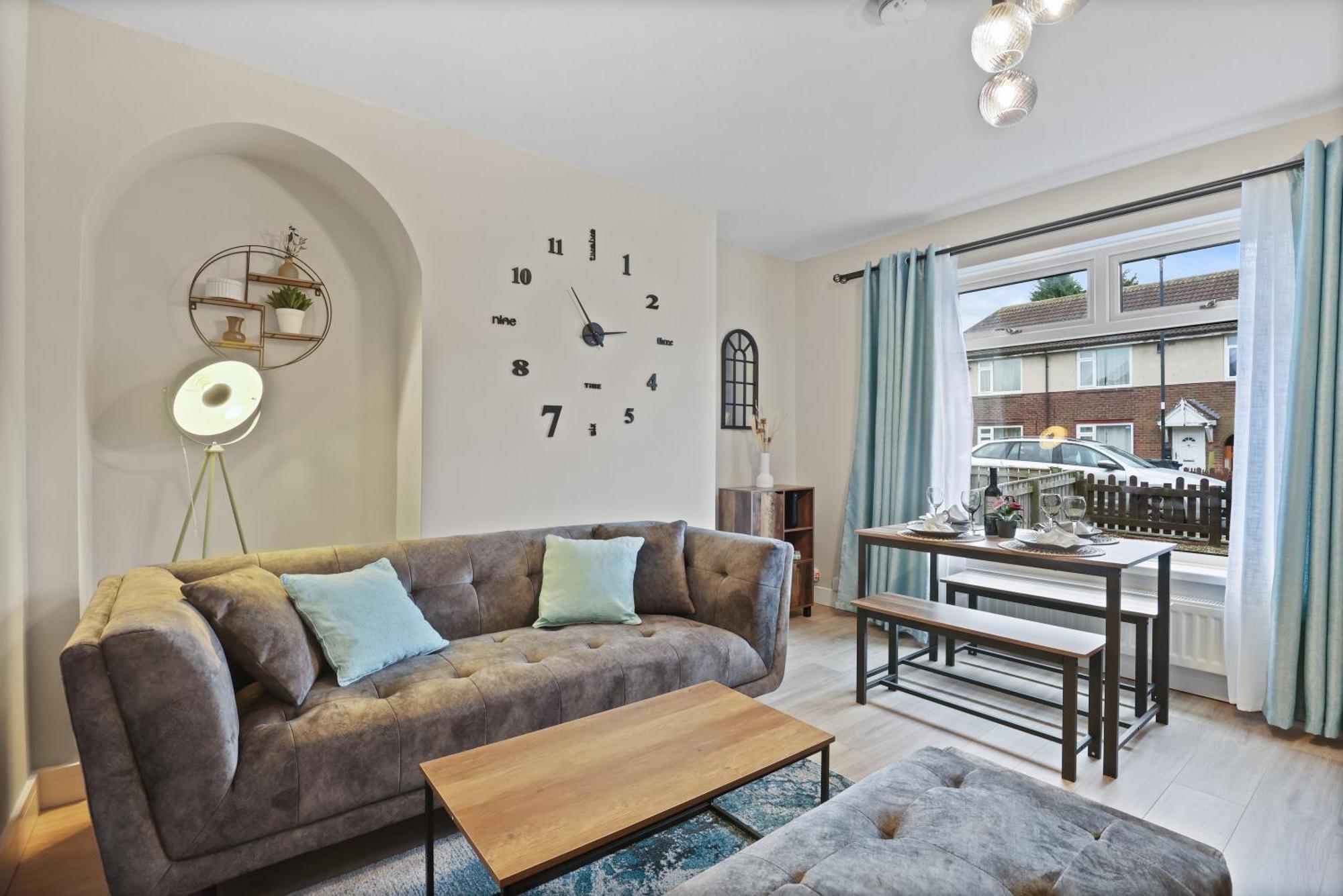 Contractors, Parking,8 Min To Center, Airport Apartment