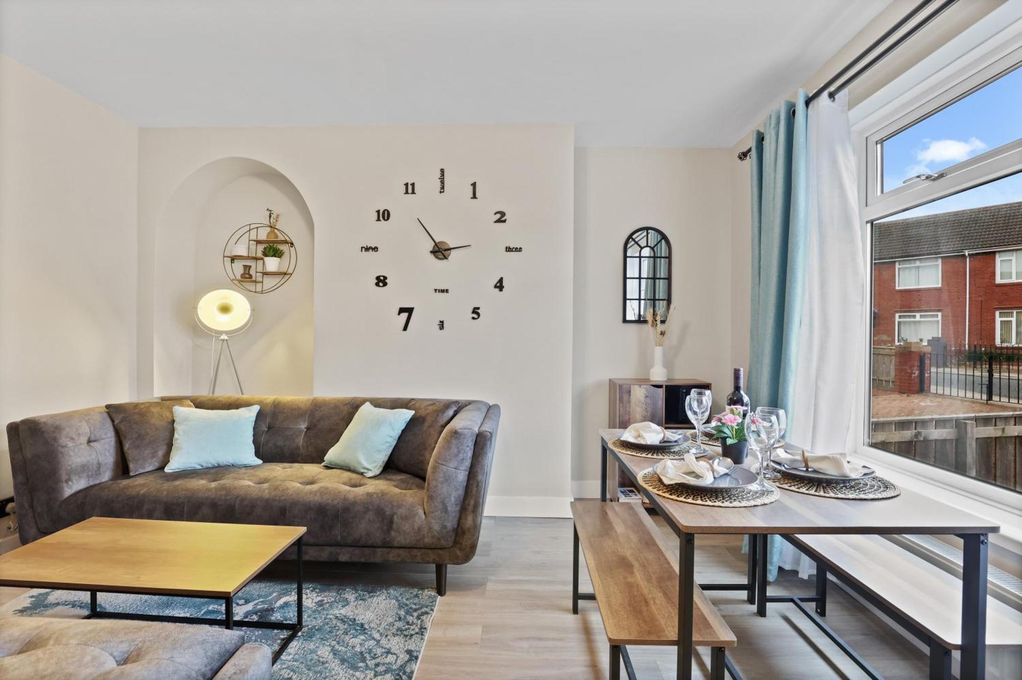 Apartment Contractors, Parking,8 Min To Center, Airport
