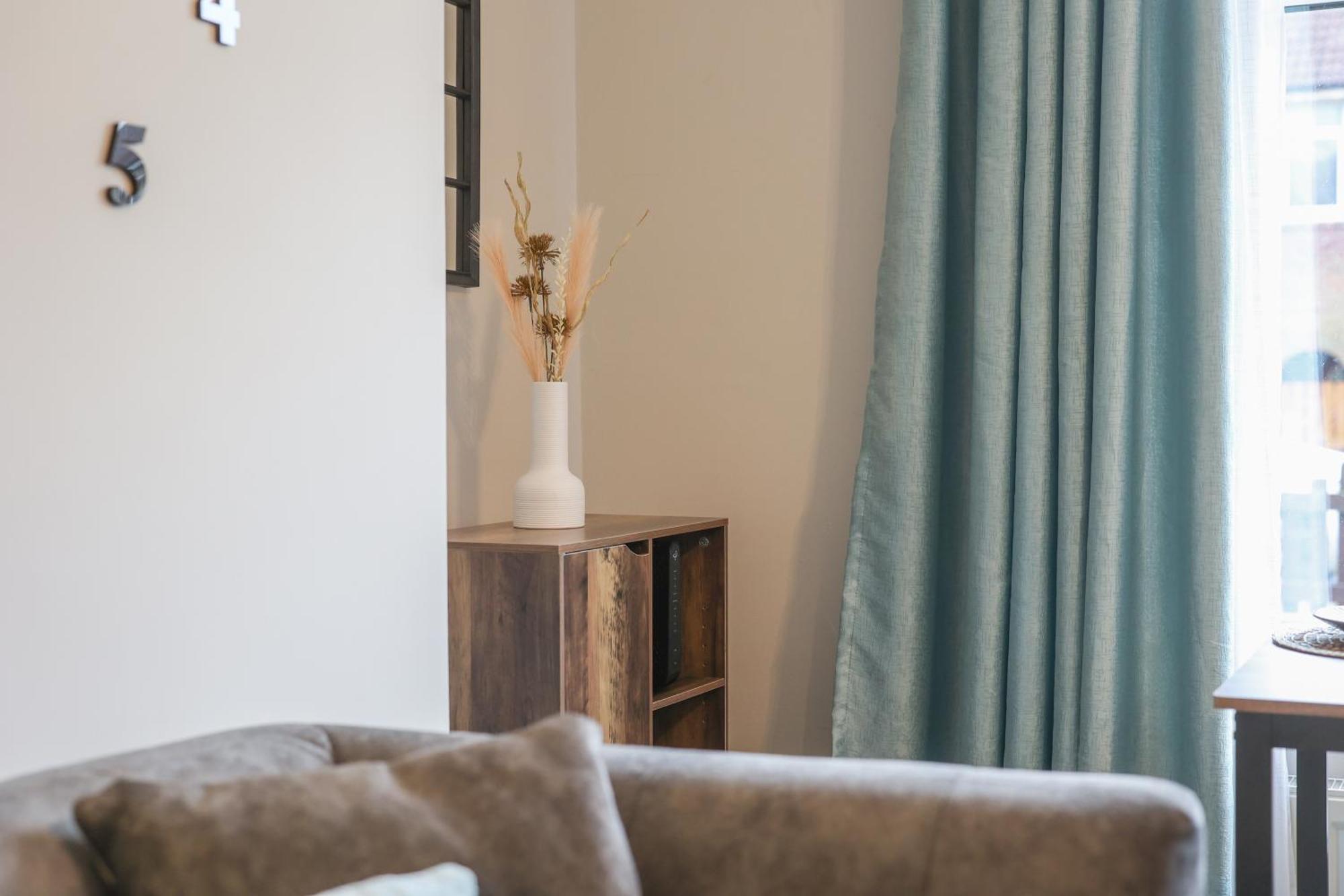 Apartment Contractors, Parking,8 Min To Center, Airport *