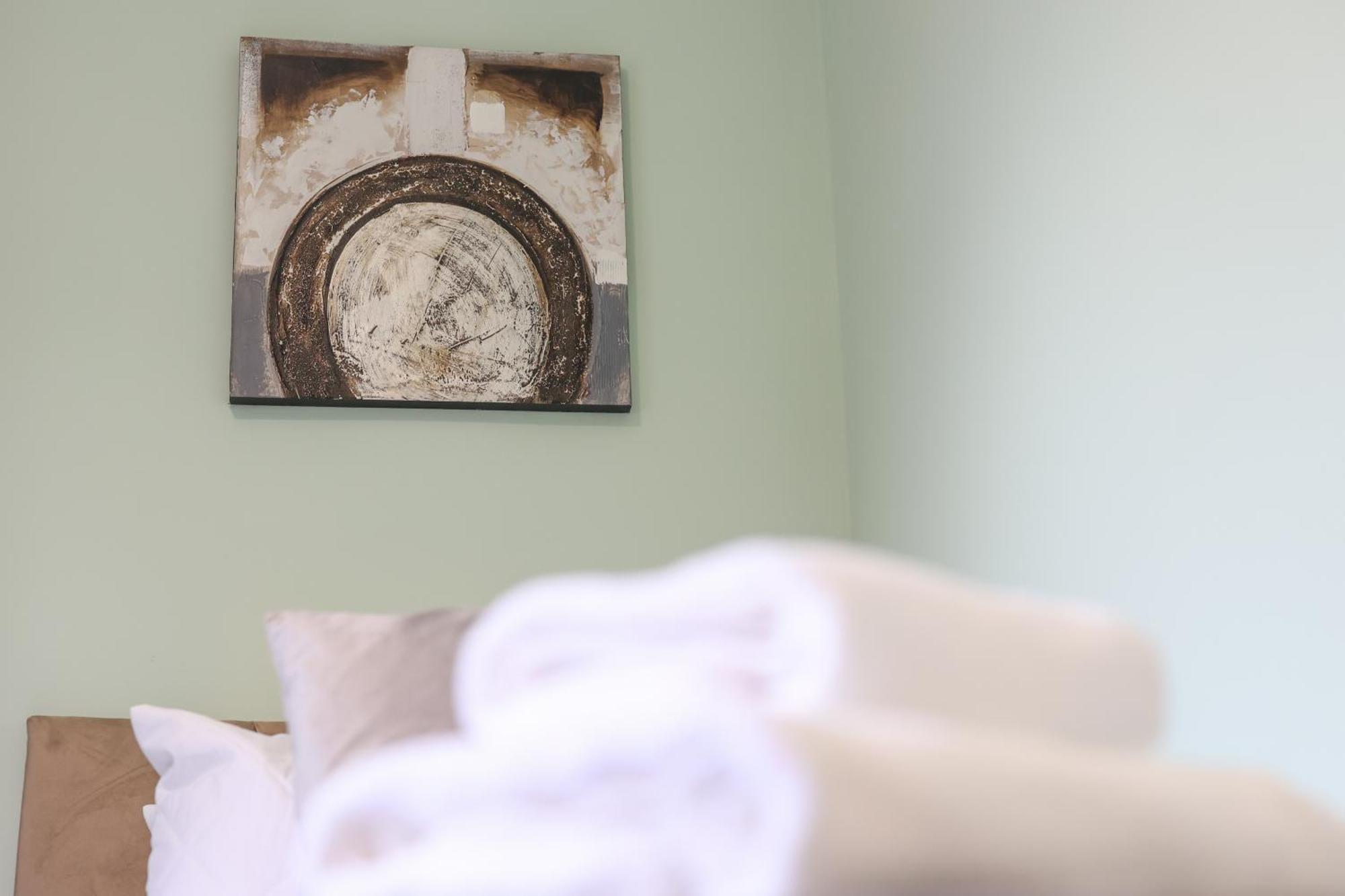 Contractors, Parking,8 Min To Center, Airport