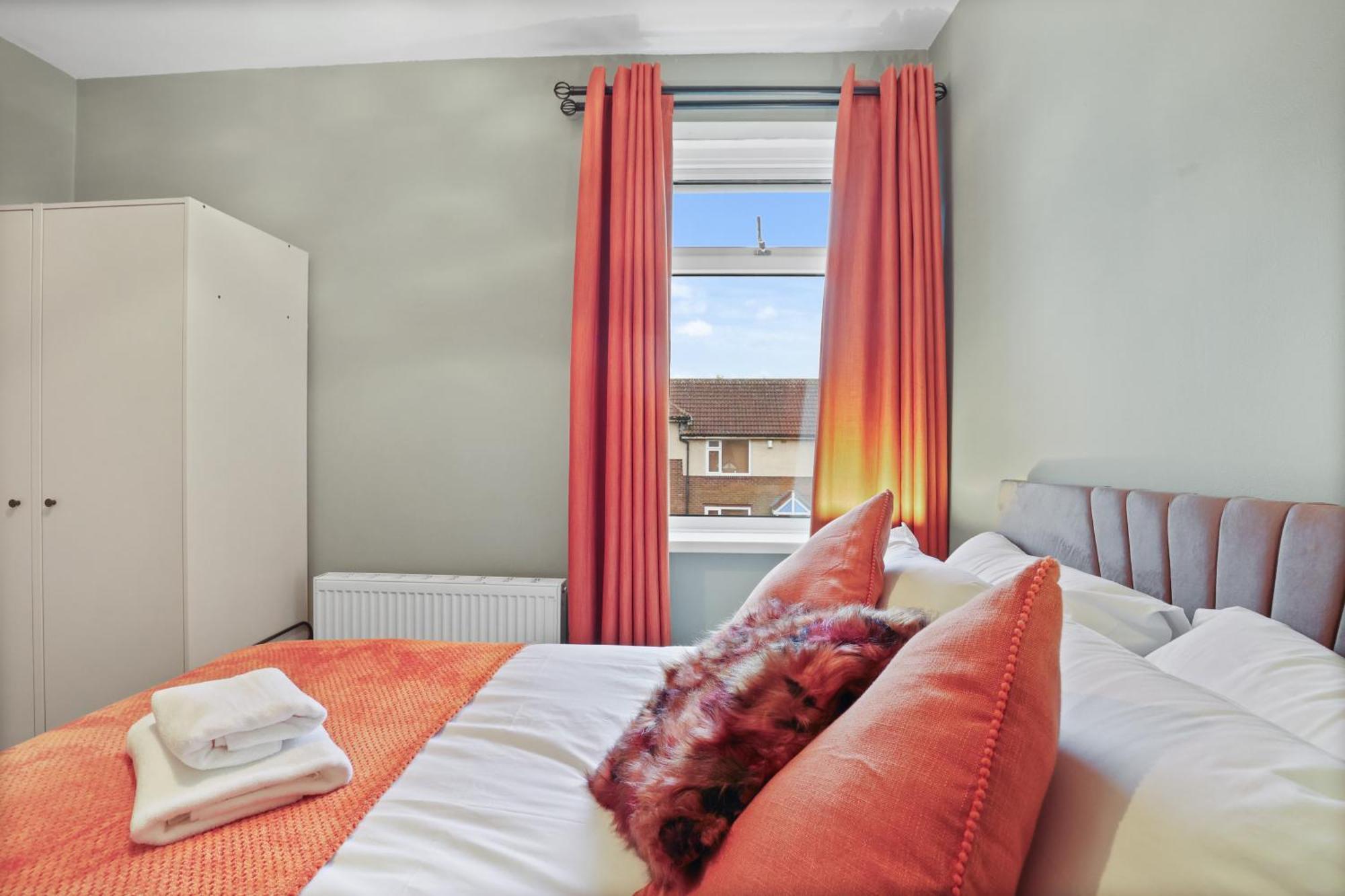 Contractors, Parking,8 Min To Center, Airport Apartment