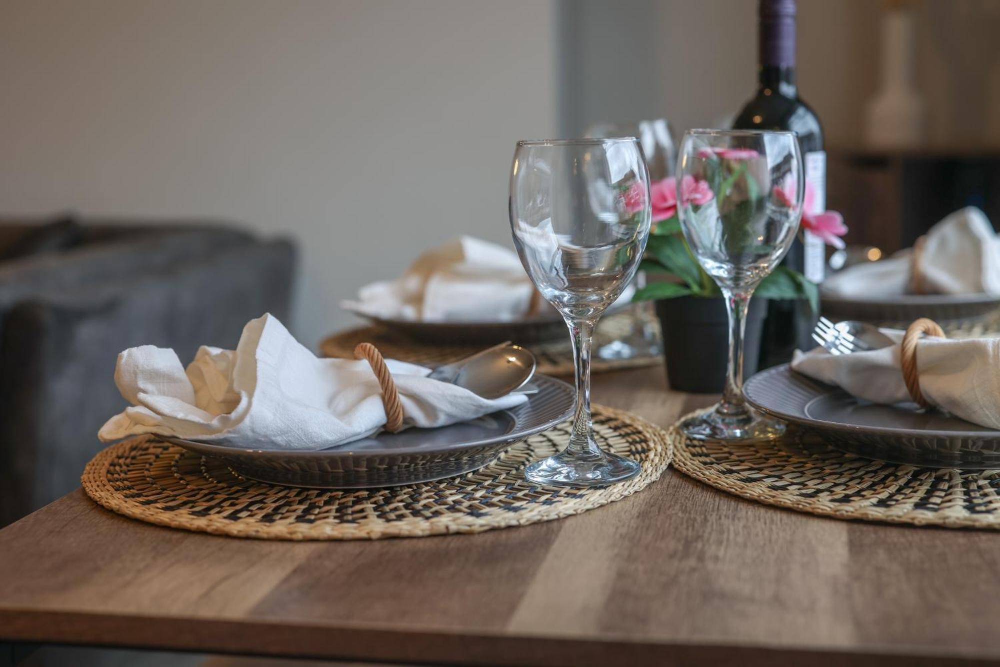 Apartment Contractors, Parking,8 Min To Center, Airport *