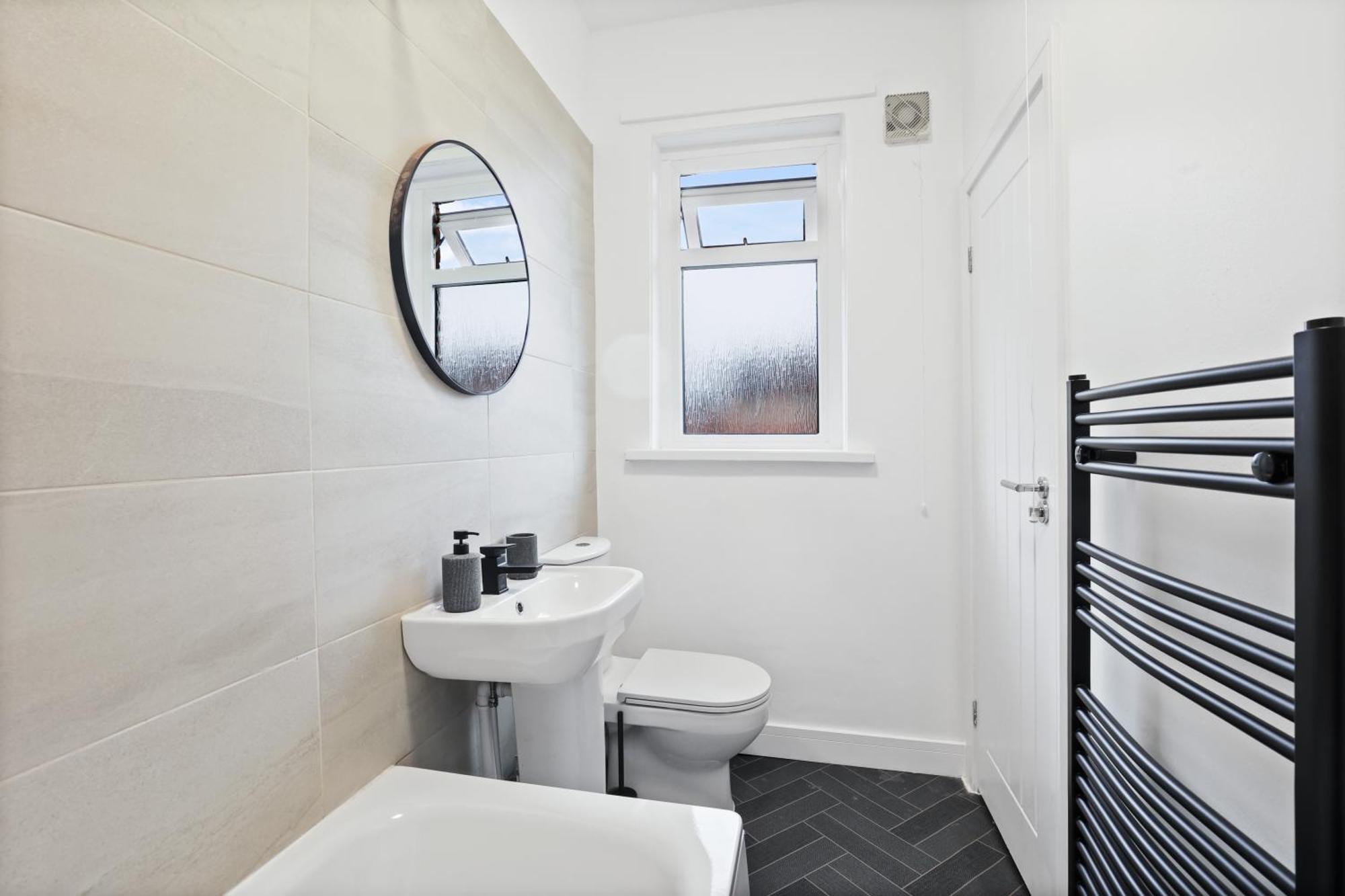 Contractors, Parking,8 Min To Center, Airport Apartment *