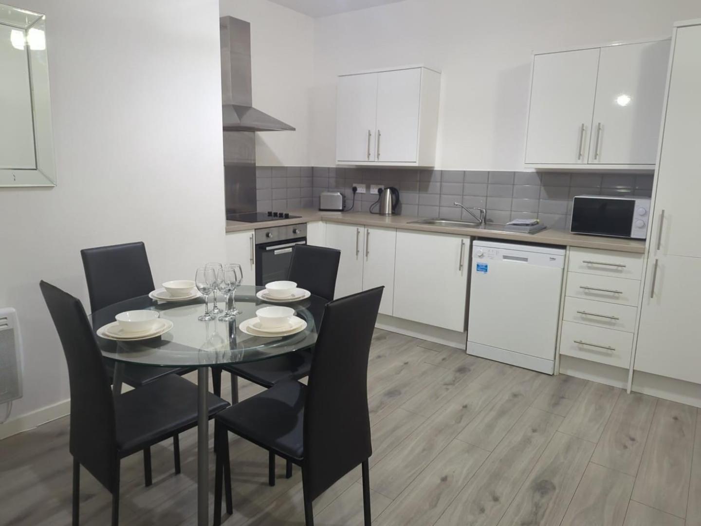 3 Bedroom Centre Powdene House Apartment