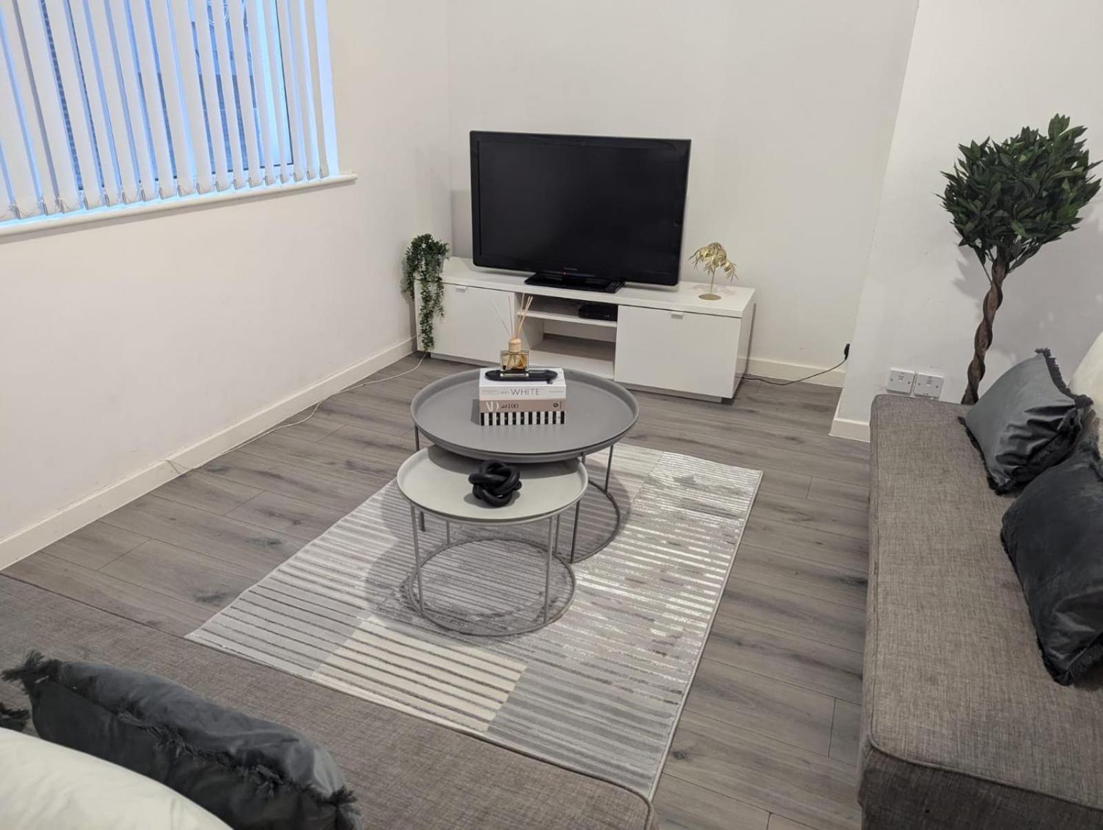 3 Bedroom Centre Powdene House Apartment Newcastle upon Tyne