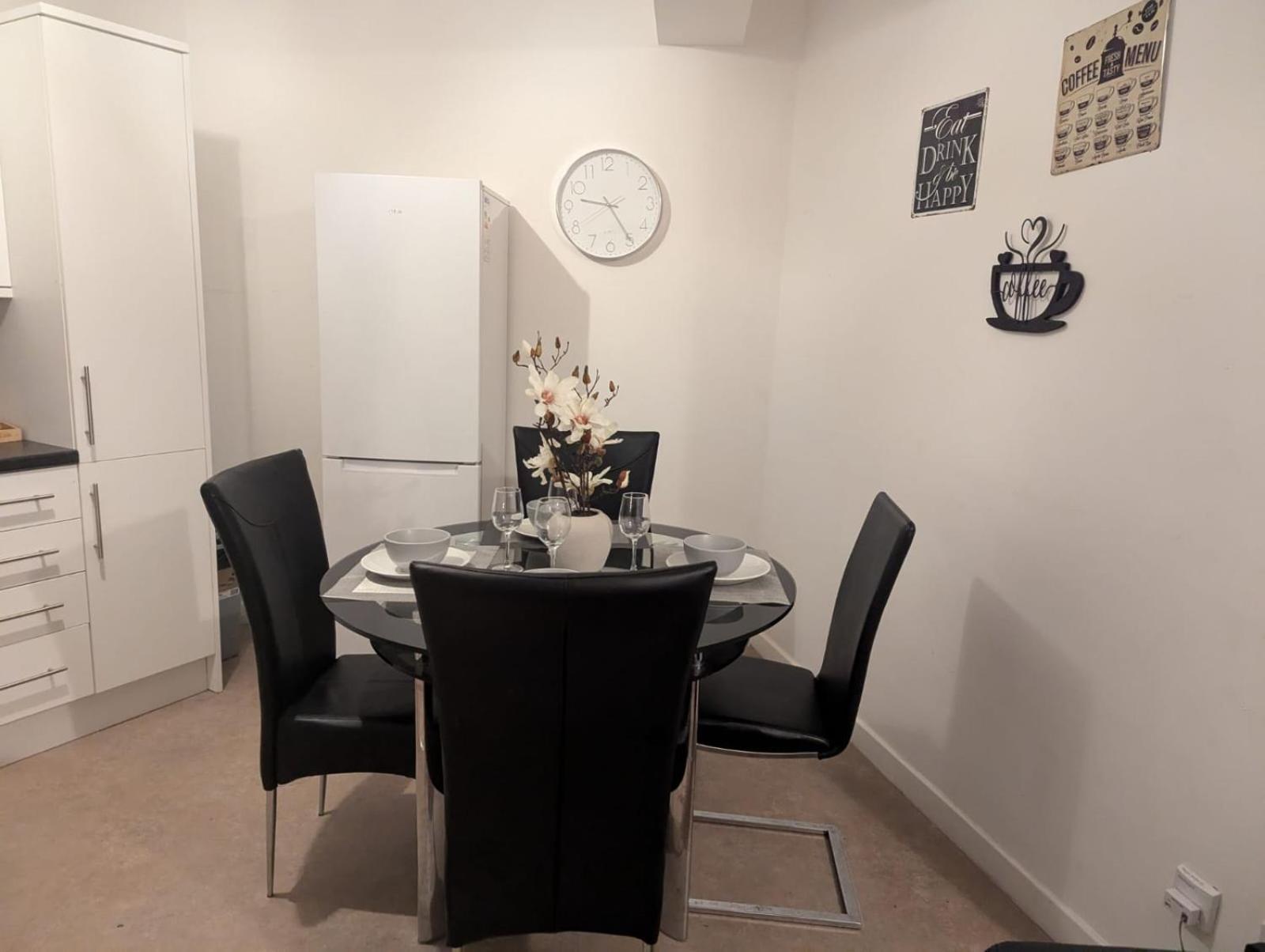 3 Bedroom Centre Powdene House Apartment