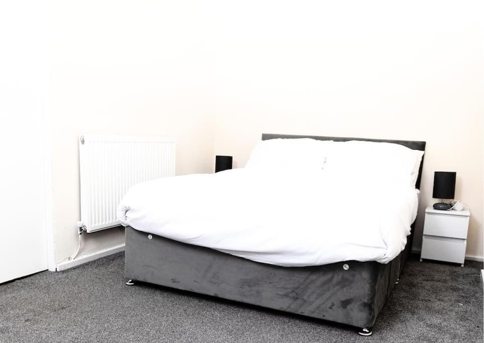 Beautiful And Spacious In The Heart Of Apartment *