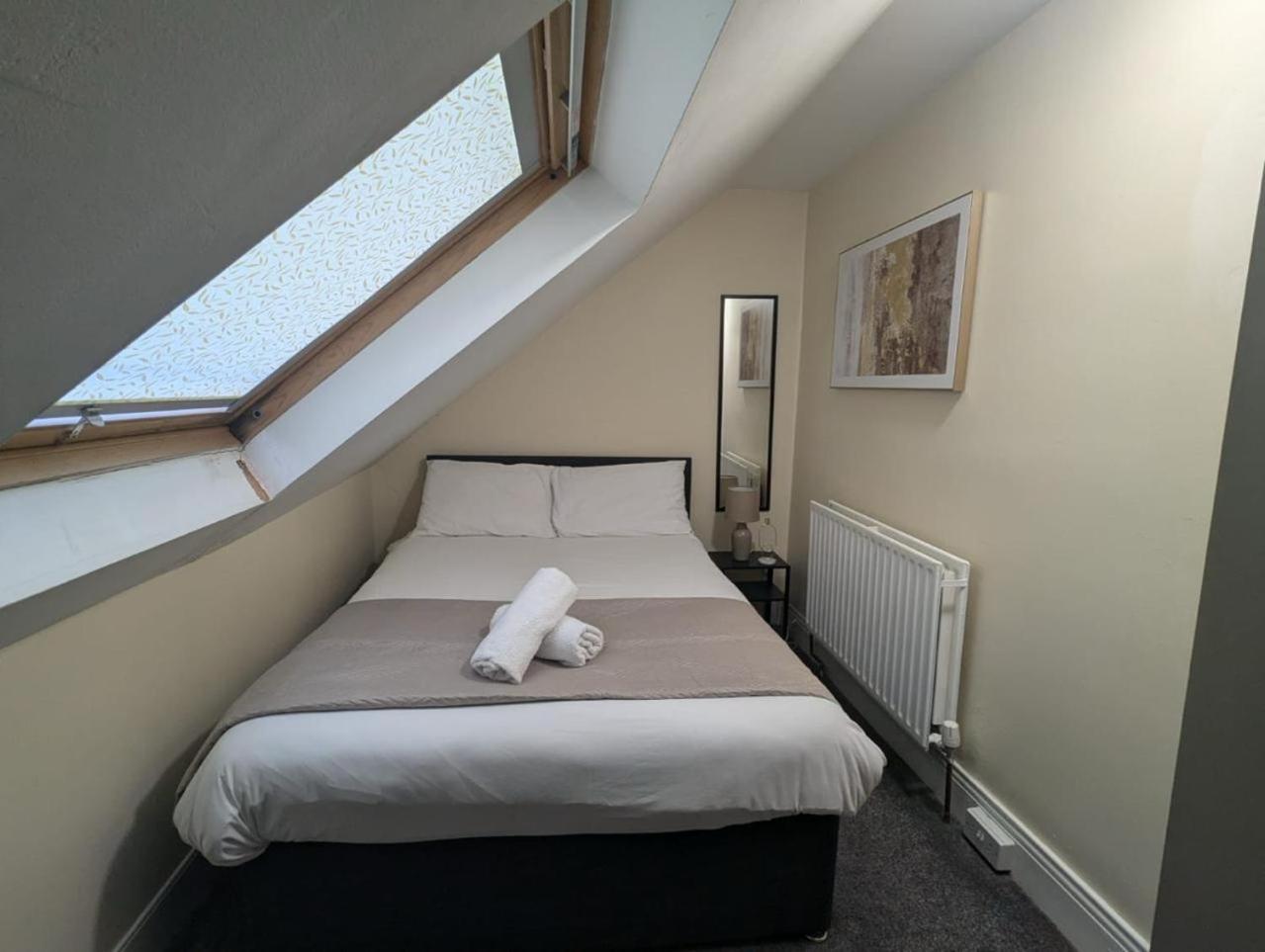 Three Bed 5 Minutes From Centre Apartment *