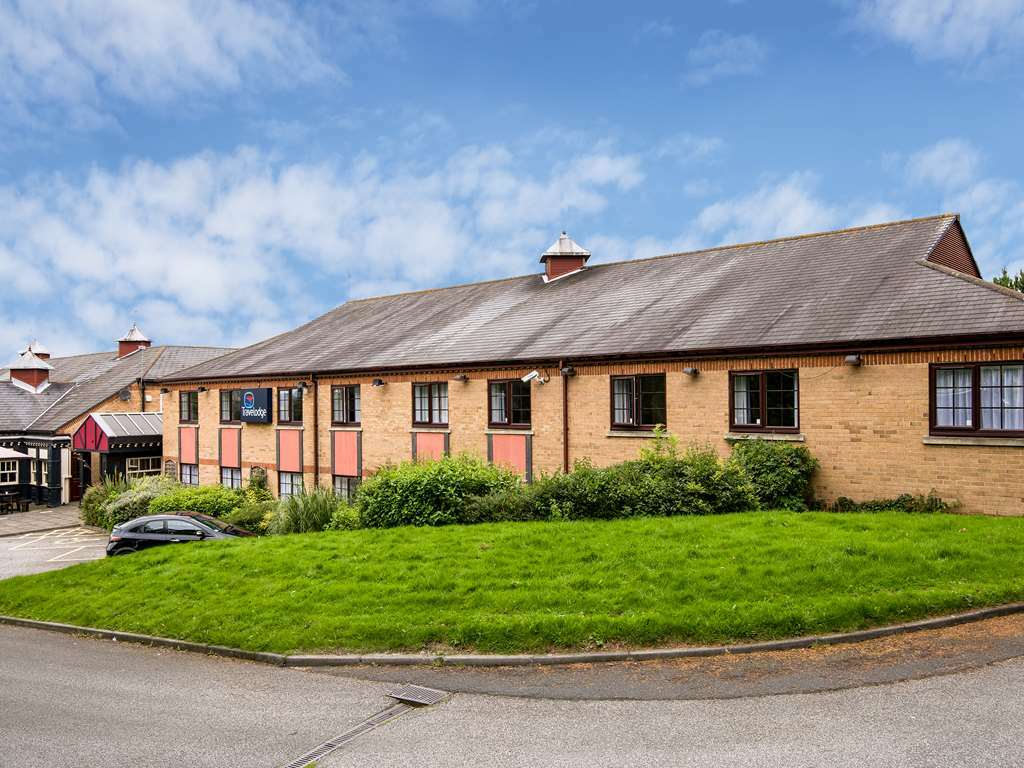 Travelodge Airport 3*
