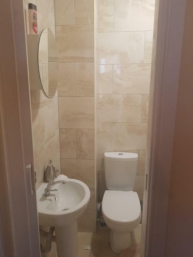 En Bedrooms, Heaton, *