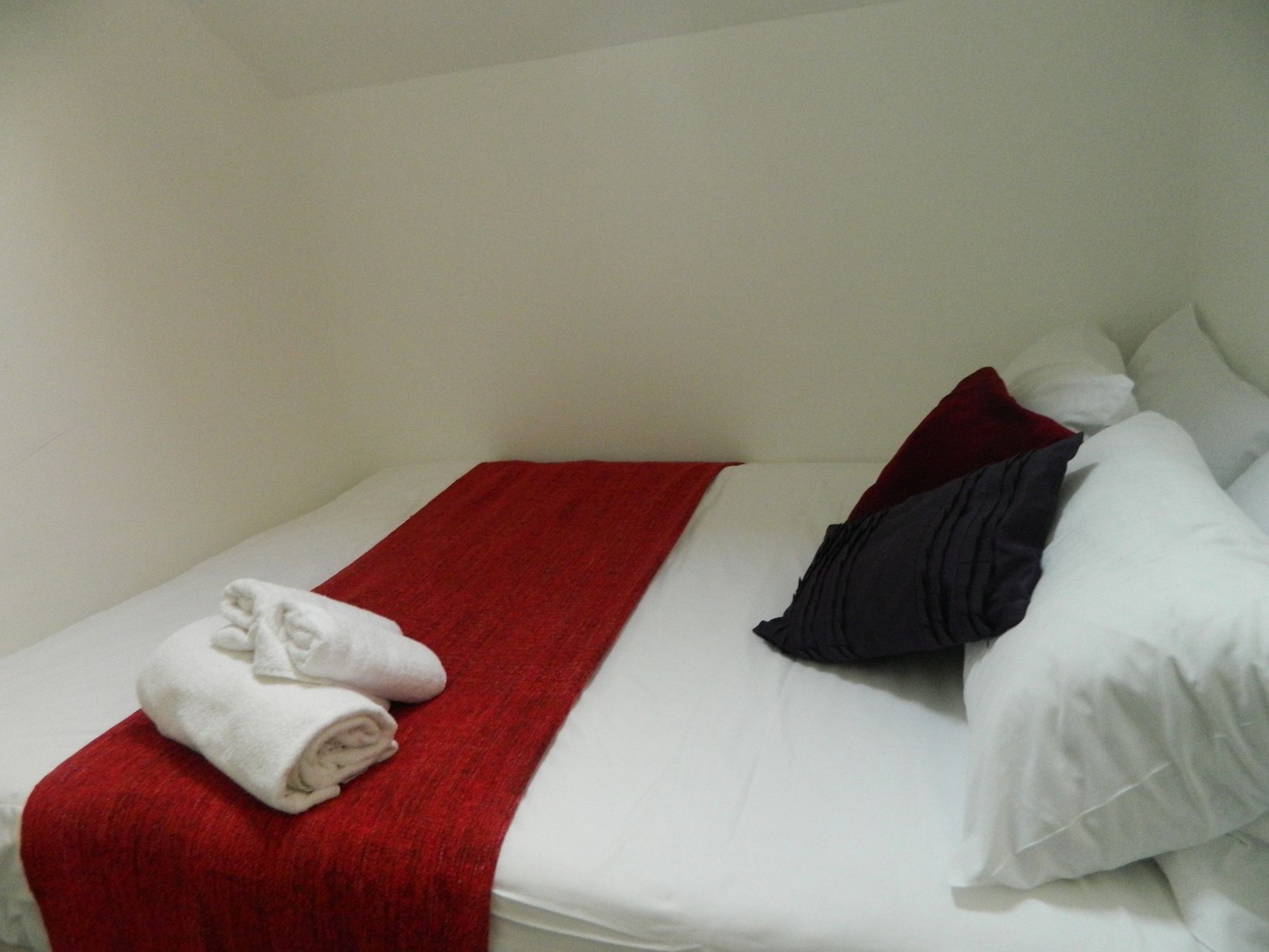 5 Bedroom Upper Maisonette Apartment *