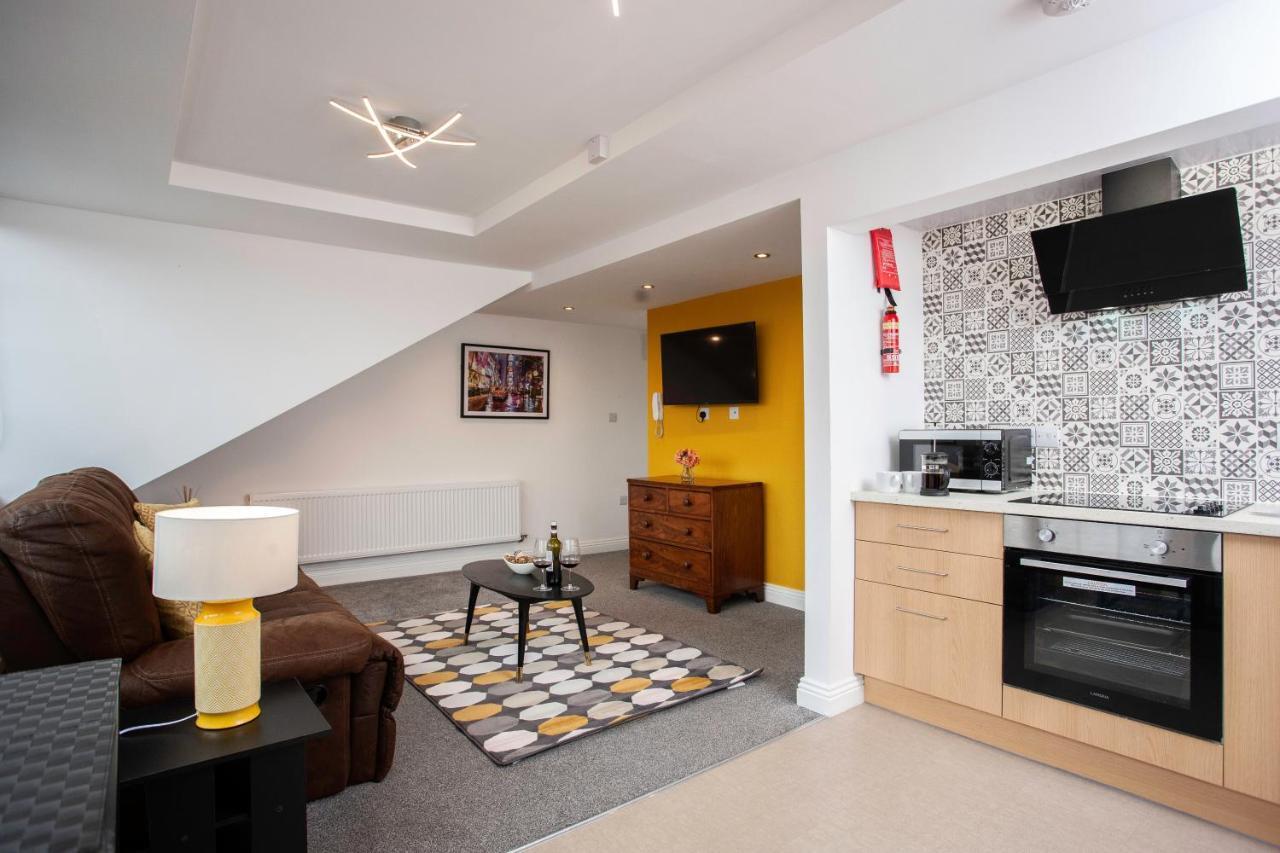 Oakstays - Bright, Spacious Gem Apartment