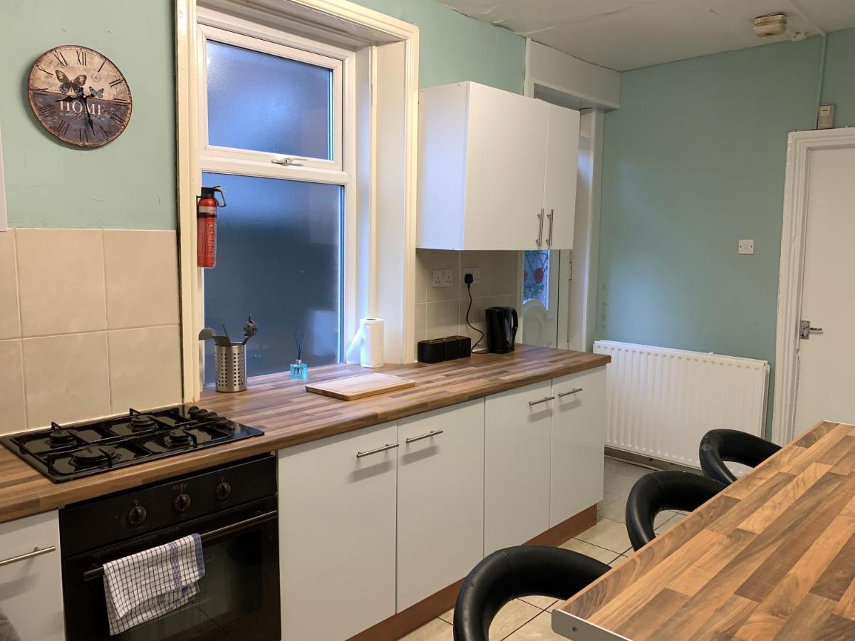 Rare Spacious Victorian House Perfect For Large Parties, Close To Everything Holiday home Newcastle upon Tyne