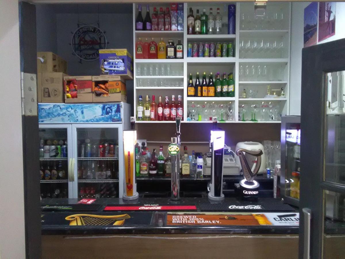 West & Bar Hotel *