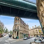Princes Wharf, Stylish 2 Bed City Centre Apartment