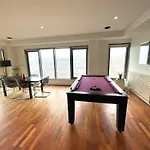 Newcastle Penthouse - Sleeps 8 - City Centre - Free Parking - City Views