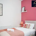 Monthly Escape - Cosy & Central - 3Bed Home - Leisure & Business - Parking