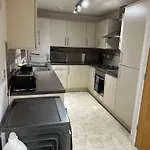 Cosy Double Bedroom In Newcastle Upon Tyne - Access To Shared Kitchen And Shared Conservatory Areas Inc Netflix