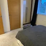 Cosy Double Bedroom In Newcastle Upon Tyne - Access To Shared Kitchen And Shared Conservatory Areas Inc Netflix