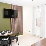 Modern City Living, 1Km From The Heart Of Town!