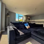 Modern 3 Bedroom Quayside Apartment - Sleeps 8 Free Parking