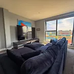 Modern 3 Bedroom Quayside Apartment - Sleeps 8 Free Parking