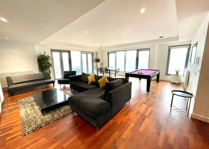 Newcastle Penthouse - Sleeps 8 - City Centre - Free Parking - City Views