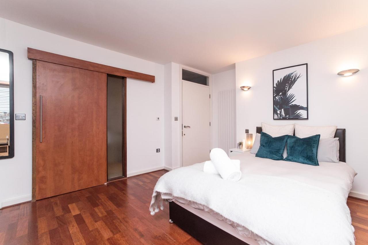 Penthouse - Sleeps 8 - City Centre - Free Parking - City Views *