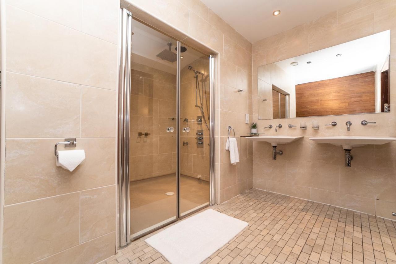 Penthouse - Sleeps 8 - City Centre - Free Parking - City Views *