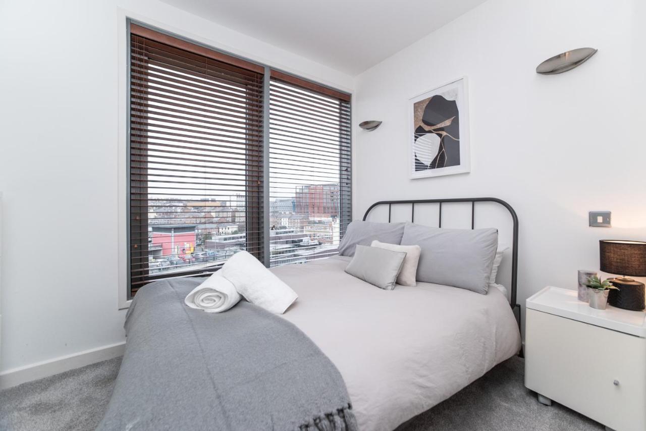 Penthouse - Sleeps 8 - City Centre - Free Parking - City Views *