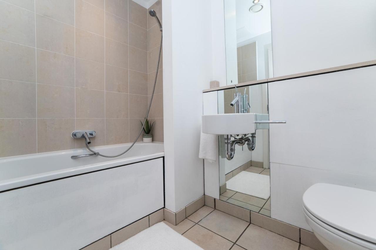 Penthouse - Sleeps 8 - City Centre - Free Parking - City Views *