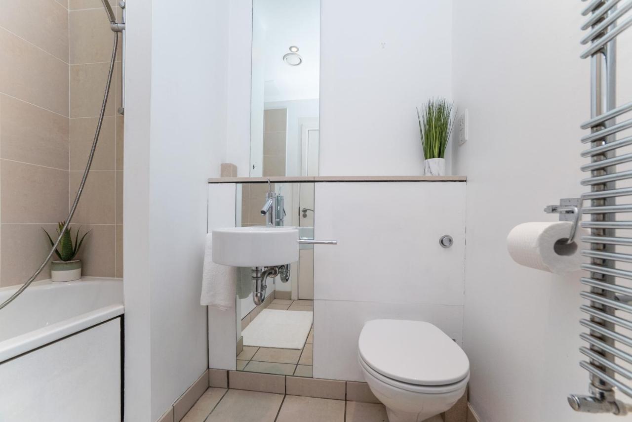 Apartment Penthouse - Sleeps 8 - City Centre - Free Parking - City Views *