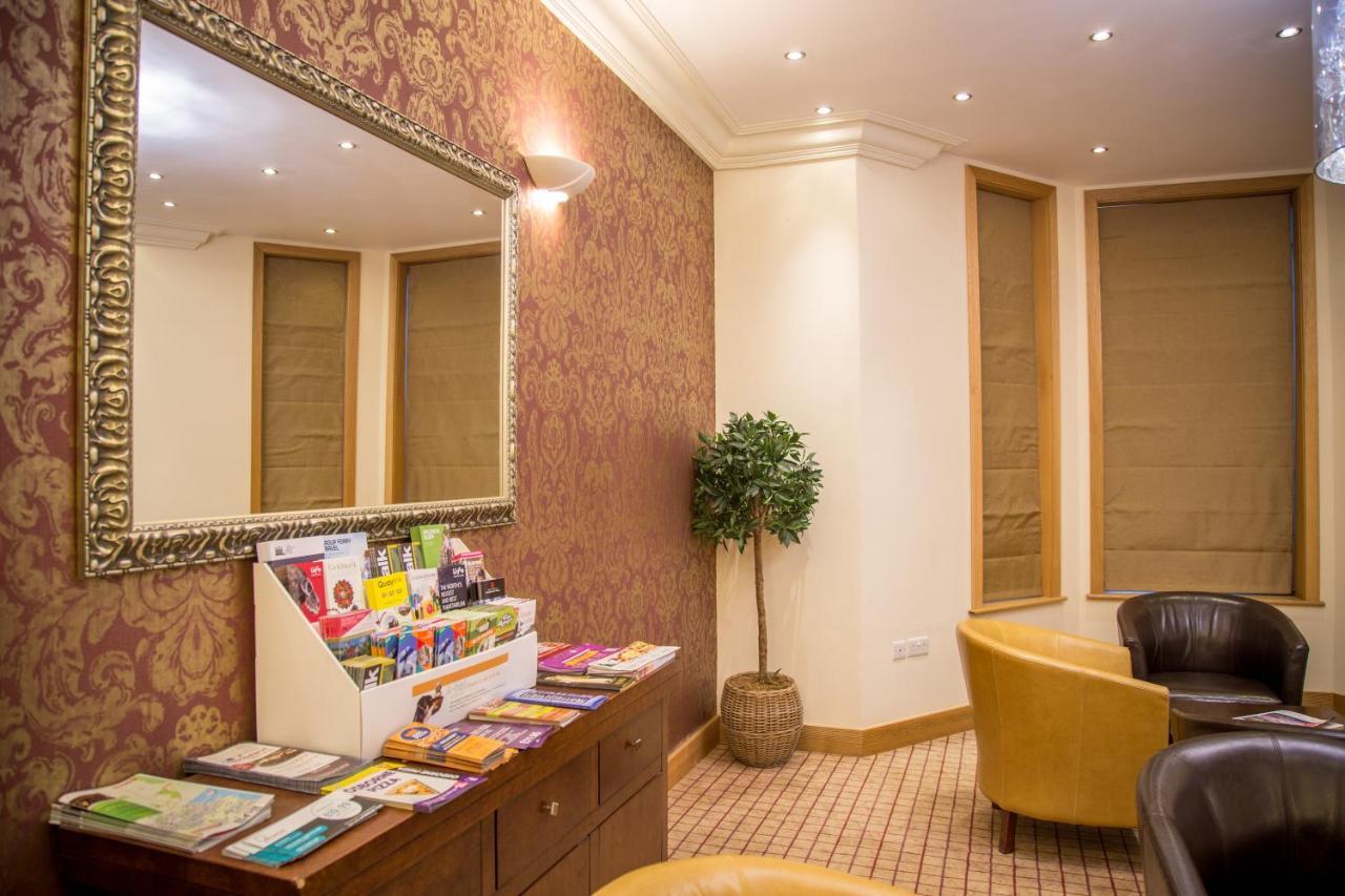 Luke Stays - Osborne Road Hotel *