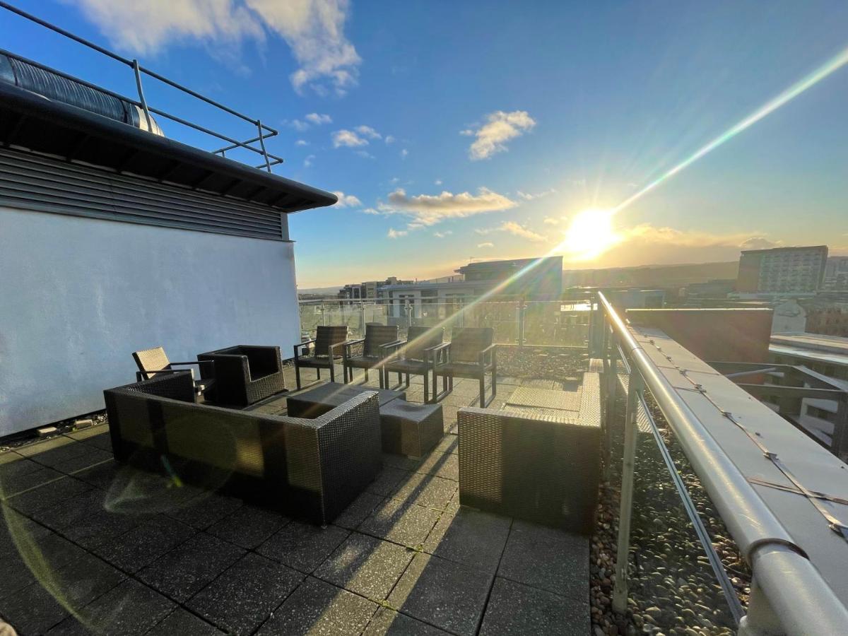Penthouse - Sleeps 8 - City Centre - Free Parking - City Views