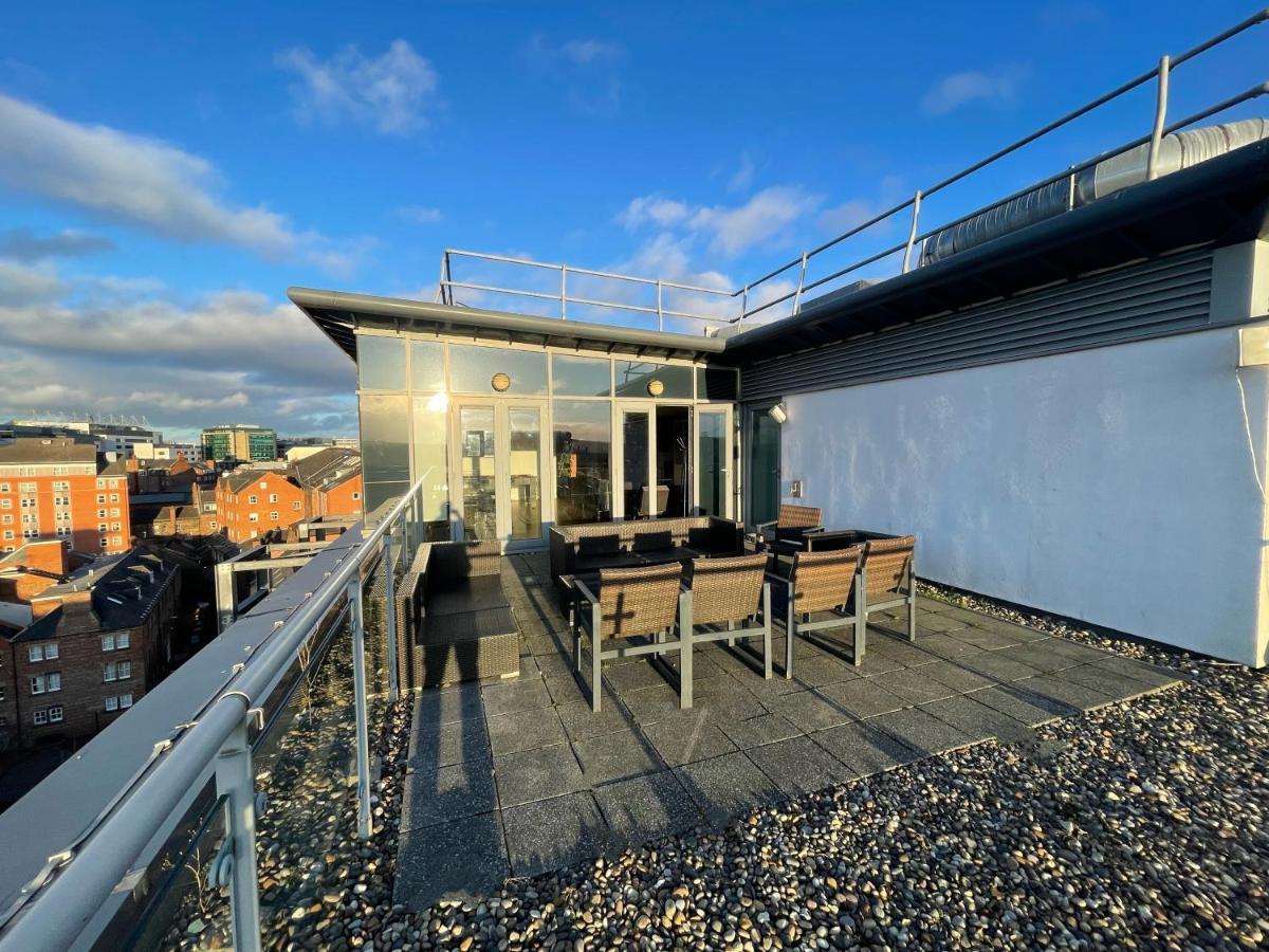 Penthouse - Sleeps 8 - City Centre - Free Parking - City Views