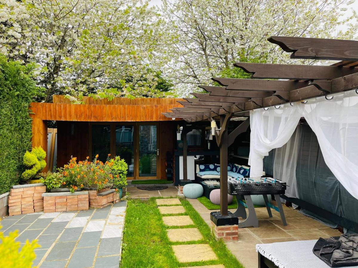 Guest house Tropical Style House Near Centre *