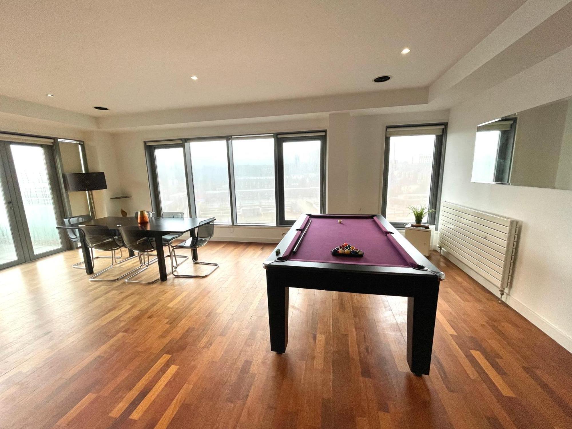 Penthouse - Sleeps 8 - City Centre - Free Parking - City Views Apartment *