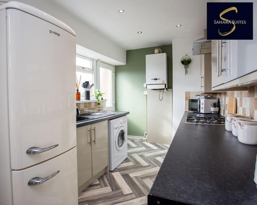 Monthly Escape - Cosy & - 3bed - Leisure & Business - Parking - Near A1 & A19 *