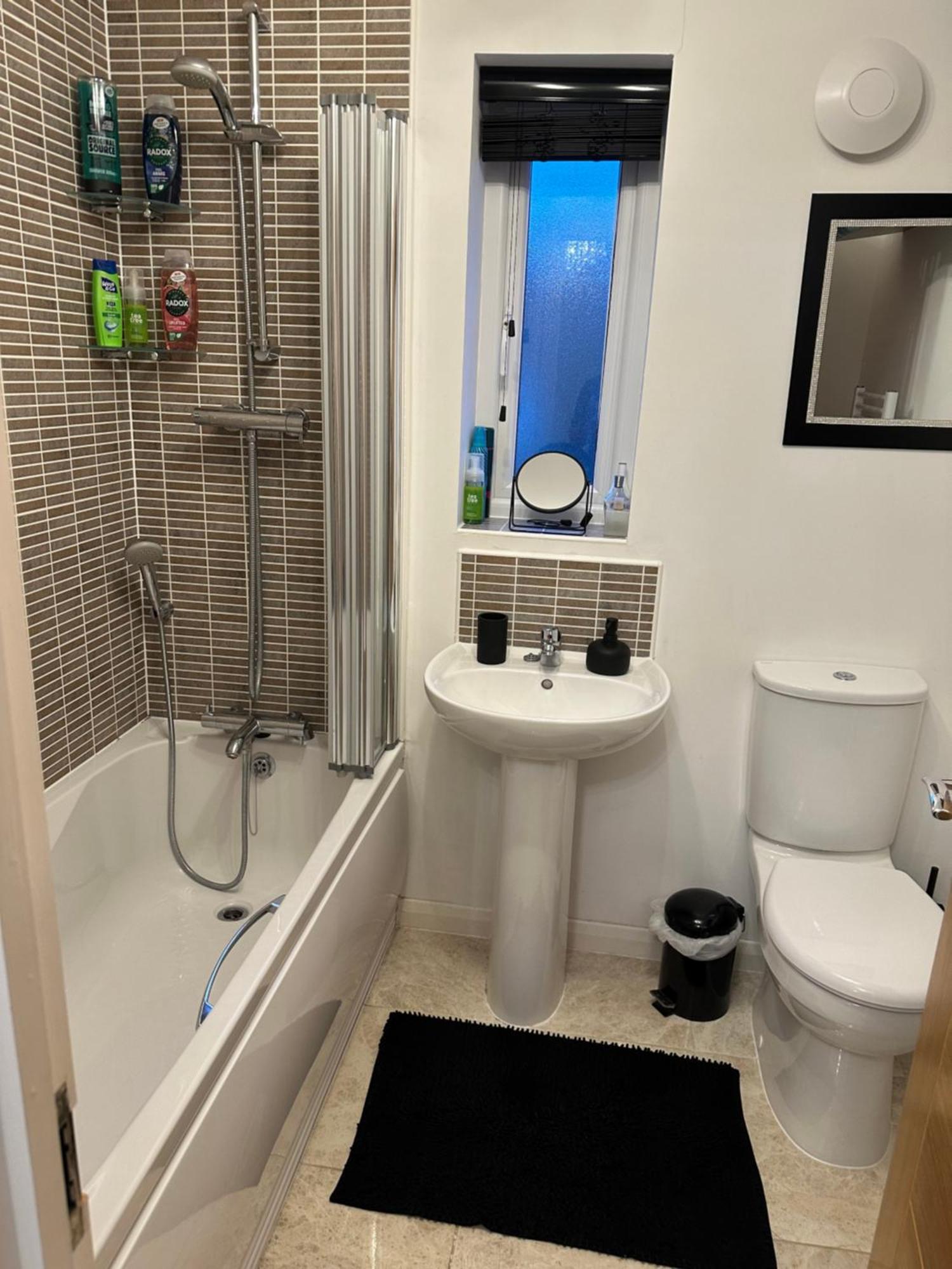 Homestay Cosy Double Bedroom In - Access To Shared Kitchen And Shared Conservatory Areas Inc Netflix